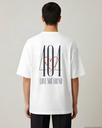 REVØRA 404 Love Not Found – Oversized Shirt in White, getragen, Rückenprint, KI-generierte Abbildung