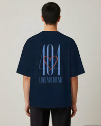 REVØRA 404 Love Not Found – Oversized Shirt in French Navy, getragen, Rückenprint, KI-generierte Abbildung