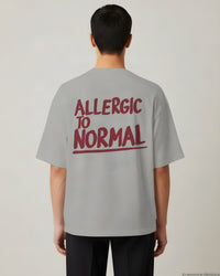REVØRA Allergic To Normal Oversized T-Shirt – Oversized Shirt in Heather Grey, getragen, Rückenprint, KI-generierte Abbildung