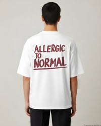 REVØRA Allergic To Normal Oversized T-Shirt – Oversized Shirt in White, getragen, Rückenprint, KI-generierte Abbildung