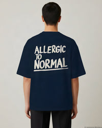 REVØRA Allergic To Normal Oversized T-Shirt – Oversized Shirt in French Navy, getragen, Rückenprint, KI-generierte Abbildung
