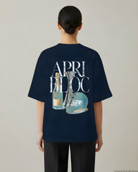 REVØRA Apri Bloc – Oversized Shirt in French Navy, getragen, Rückenprint, KI-generierte Abbildung