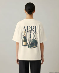 REVØRA Apri Bloc – Oversized Shirt in Natural Raw, getragen, Rückenprint, KI-generierte Abbildung