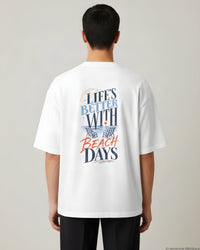 REVØRA Beach Days – Oversized Shirt in White, getragen, Rückenprint, KI-generierte Abbildung