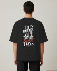 REVØRA Beach Days – Oversized Shirt in Black, getragen, Rückenprint, KI-generierte Abbildung