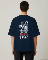 REVØRA Beach Days – Oversized Shirt in French Navy, getragen, Rückenprint, KI-generierte Abbildung