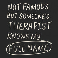 REVØRA Not Famous But Someone's Therapist Oversized T-Shirt – Oversized Shirt in Black, Rückenprint aus der Nähe