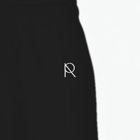 REVØRA RØ – Jogger in Black, RØ aus der Nähe, KI-generierte Abbildung