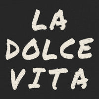 REVØRA La Dolce Vita – Oversized Shirt in Black, Rückenprint aus der Nähe