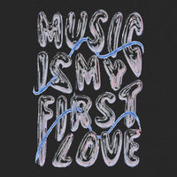 REVØRA Music Is My First Love – Oversized Shirt in Black, Rückenprint aus der Nähe