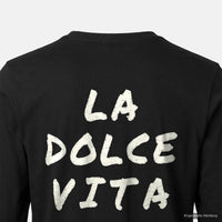 REVØRA La Dolce Vita – Longsleeve in Black, Rückenprint aus der Nähe, KI-generierte Abbildung