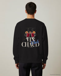 REVØRA Vin Chaud Club – Sweatshirt in Black, getragen, Rückenprint, KI-generierte Abbildung