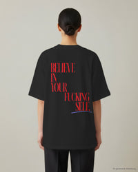 REVØRA Believe In Yourself – Oversized Shirt in Black, getragen, Rückenprint, KI-generierte Abbildung