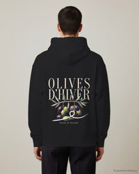 REVØRA Olives d'Hiver – Hoodie in Black, getragen, Rückenprint, KI-generierte Abbildung