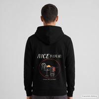 REVØRA Nice In January – Zip-Hoodie in Black, getragen, Rückansicht