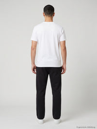 REVØRA RØ – Open-Hem-Jogger in Black, getragen, Rückansicht, KI-generierte Abbildung