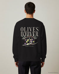 REVØRA Olives d'Hiver – Sweatshirt in Black, getragen, Rückenprint, KI-generierte Abbildung