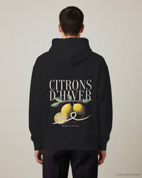 REVØRA Citrons d'Hiver – Hoodie in Black, getragen, Rückenprint, KI-generierte Abbildung