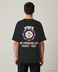 REVØRA My Pronouns Are Pocket Aces Oversized T-Shirt – Oversized Shirt in Black, getragen, Rückenprint, KI-generierte Abbildung