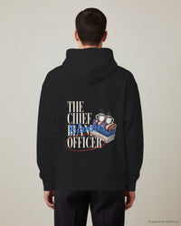REVØRA The Chief Blanket Officer – Hoodie in Black, getragen, Rückenprint, KI-generierte Abbildung