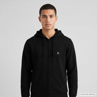 REVØRA Citrons d'Hiver – Zip-Hoodie in Black, getragen, Vorderansicht, KI-generierte Abbildung