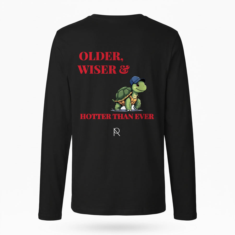 REVØRA Older, Wiser & Hotter Than Ever – Longsleeve in Black, Rückansicht, KI-generierte Abbildung