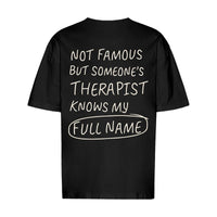 REVØRA Not Famous But Someone's Therapist Oversized T-Shirt – Oversized Shirt in Black, Rückansicht