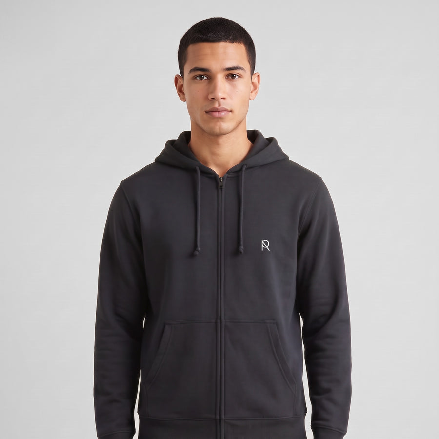 REVØRA RØ – Zip-Hoodie in Charcoal, getragen, Vorderansicht, KI-generierte Abbildung