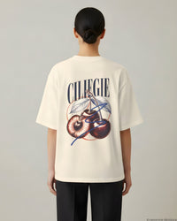 REVØRA Ciliegie – Oversized Shirt in Natural Raw, getragen, Rückenprint, KI-generierte Abbildung