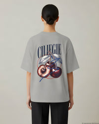 REVØRA Ciliegie – Oversized Shirt in Heather Grey, getragen, Rückenprint, KI-generierte Abbildung