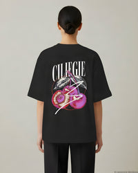 REVØRA Ciliegie – Oversized Shirt in Black, getragen, Rückenprint, KI-generierte Abbildung