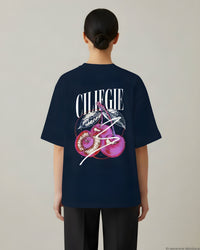 REVØRA Ciliegie – Oversized Shirt in French Navy, getragen, Rückenprint, KI-generierte Abbildung