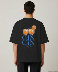 REVØRA Cin Cin – Oversized Shirt in Black, getragen, Rückenprint, KI-generierte Abbildung