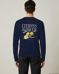 REVØRA Citrons d'Hiver – Longsleeve in French Navy, getragen, Rückenprint, KI-generierte Abbildung