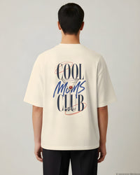 REVØRA Cool Moms Club – Oversized Shirt in Natural Raw, getragen, Rückenprint, KI-generierte Abbildung