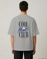 REVØRA Cool Moms Club – Oversized Shirt in Heather Grey, getragen, Rückenprint, KI-generierte Abbildung
