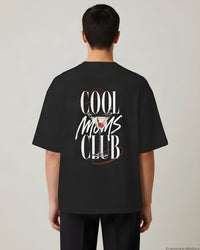 REVØRA Cool Moms Club – Oversized Shirt in Black, getragen, Rückenprint, KI-generierte Abbildung