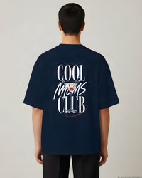 REVØRA Cool Moms Club – Oversized Shirt in French Navy, getragen, Rückenprint, KI-generierte Abbildung