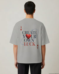 REVØRA Create Your Own Luck – Oversized Shirt in Heather Grey, getragen, Rückenprint, KI-generierte Abbildung