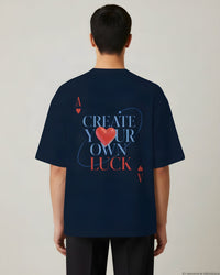 REVØRA Create Your Own Luck – Oversized Shirt in French Navy, getragen, Rückenprint, KI-generierte Abbildung