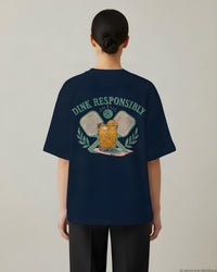 REVØRA Dink Responsibly Aperitivo – Oversized Shirt in French Navy, getragen, Rückenprint, KI-generierte Abbildung