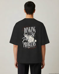 REVØRA Dinking Problems – Oversized Shirt in Black, getragen, Rückenprint, KI-generierte Abbildung