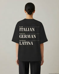 REVØRA Eat Italian Drive German Marry Latina Oversized T-Shirt – Oversized Shirt in Black, getragen, Rückenprint, KI-generierte Abbildung