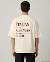 REVØRA Eat Italian Drive German Marry Rich Oversized T-Shirt – Oversized Shirt in Natural Raw, getragen, Rückenprint, KI-generierte Abbildung