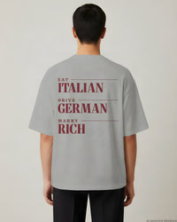 REVØRA Eat Italian Drive German Marry Rich Oversized T-Shirt – Oversized Shirt in Heather Grey, getragen, Rückenprint, KI-generierte Abbildung