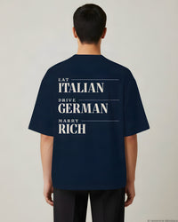 REVØRA Eat Italian Drive German Marry Rich Oversized T-Shirt – Oversized Shirt in French Navy, getragen, Rückenprint, KI-generierte Abbildung