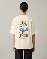 REVØRA Eat Sleep Padel Repeat – Oversized Shirt in Natural Raw, getragen, Rückenprint, KI-generierte Abbildung