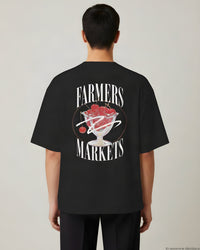REVØRA Farmers Markets – Oversized Shirt in Black, getragen, Rückenprint, KI-generierte Abbildung