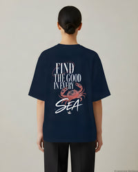 REVØRA Find The Good In Every Sea – Oversized Shirt in French Navy, getragen, Rückenprint, KI-generierte Abbildung