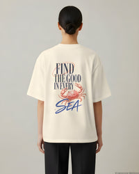 REVØRA Find The Good In Every Sea – Oversized Shirt in Natural Raw, getragen, Rückenprint, KI-generierte Abbildung